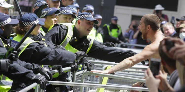 UK: Over 100 people arrested after protesters clashed with officers in London
