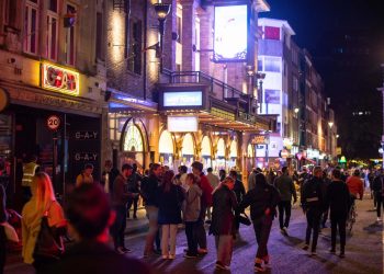 UK coronavirus LIVE: Pubs in England ‘could close in days’ as London expert calls for urgent circuit breaker lockdown