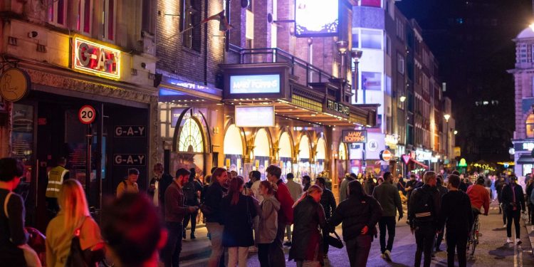 UK coronavirus LIVE: Pubs in England ‘could close in days’ as London expert calls for urgent circuit breaker lockdown