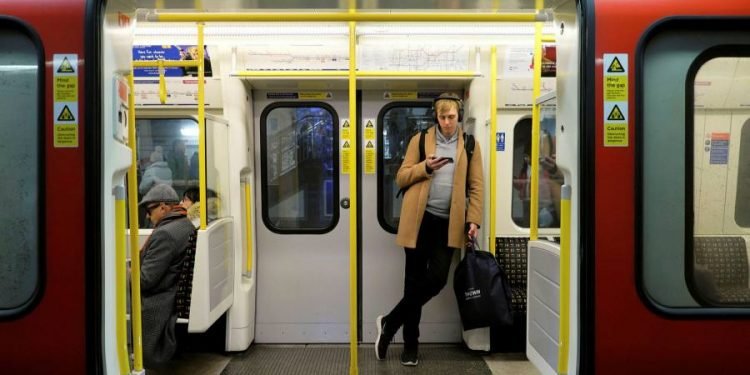 Sadiq Khan promises 4G on Tube if he wins London election