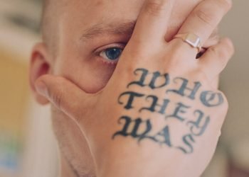 With a Violent Debut, He Reveals a London That Is Rarely Seen