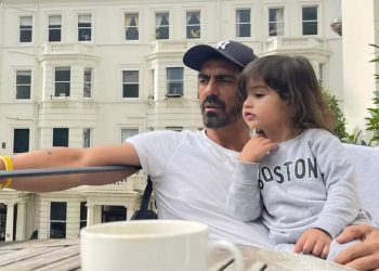 rampal: Arjun Rampal along with his little one Arik enjoy a blissful London view | Hindi Movie News