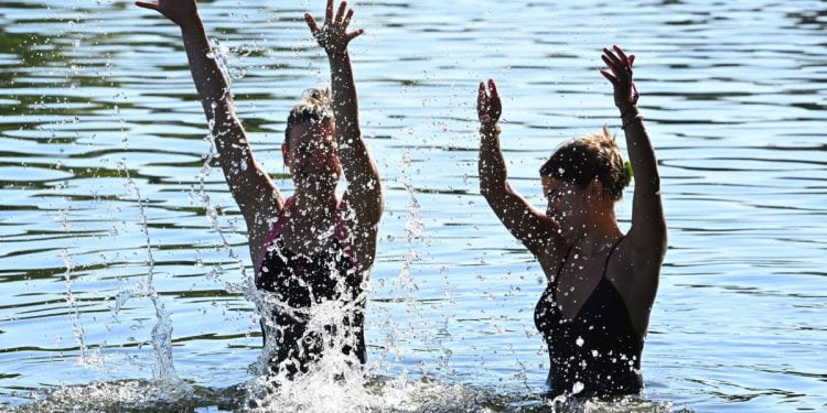 London weather latest LIVE: Met Office issues rare ‘extreme heat’ warning as London hits 32C