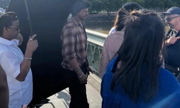 Shah Rukh Khan sports messy hairdo look and plaid shirt in leaked Dunki photos from London : Bollywood News 1 Shah Rukh Khan sports messy hairdo look and plaid shirt in leaked Dunki photos from London : Bollywood News