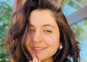 After Paris, Anushka Sharma continues to binge over croissants in London; PIC