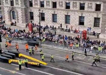 Queen’s coffin procession: Moment crowd breaks into applause for London cleaners