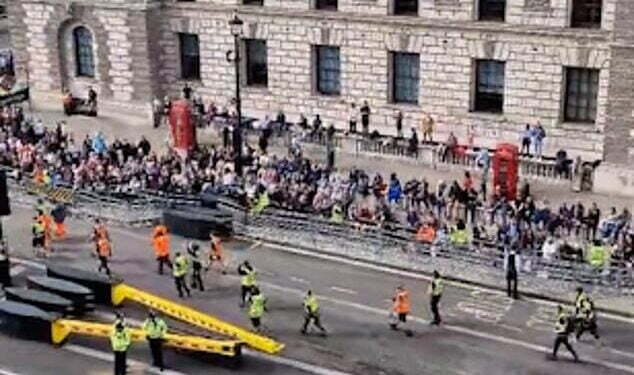 Queen’s coffin procession: Moment crowd breaks into applause for London cleaners