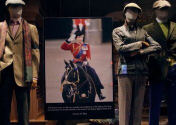 London Fashion Week begins with tributes to Queen Elizabeth – Entertainment