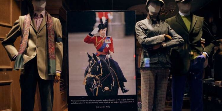 London Fashion Week begins with tributes to Queen Elizabeth – Entertainment