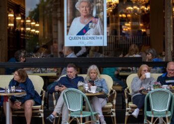 Royal Fans Give London Tourism a Bump Amid UK Economic Woes – NBC New York