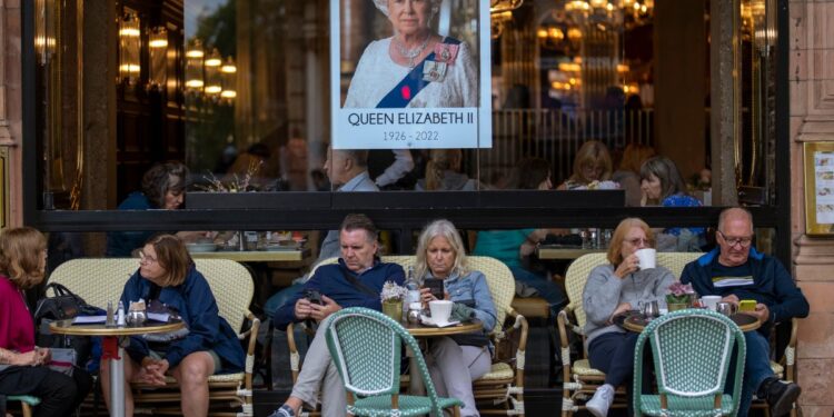 Royal Fans Give London Tourism a Bump Amid UK Economic Woes – NBC New York