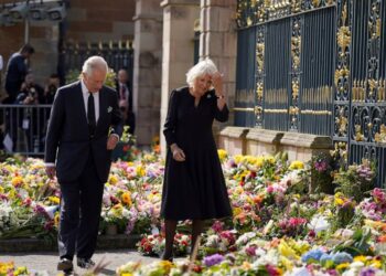 King cheered in Belfast, queen’s coffin to return to London