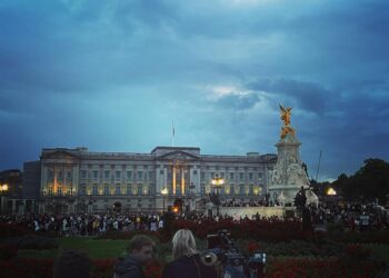 ‘Living through history:’ Senn family vacation takes twist in London – The Laurens County Advertiser