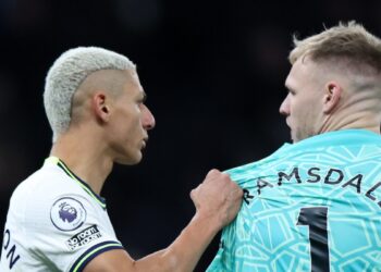 Tottenham Fan Kicks Arsenal’s Goalkeeper After North London Derby – NBC Los Angeles