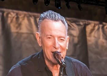 Bruce Springsteen pokes fun at being cut off by Hyde Park in 2012 during London return