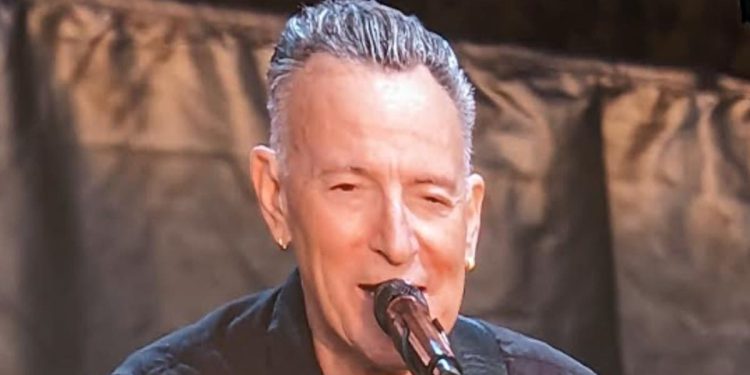 Bruce Springsteen pokes fun at being cut off by Hyde Park in 2012 during London return