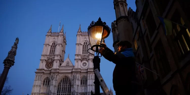 Meet a London lamp lighter who has to turn city’s Victorian street lamps on by hand every night