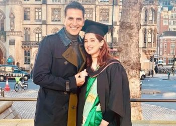 Akshay Kumar gets emotional as Twinkle graduates from University of London | Bollywood