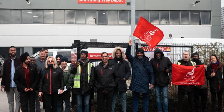 1,600 London bus drivers voting on strike action amid row over pay and working conditions 1 1,600 London bus drivers voting on strike action amid row over pay and working conditions